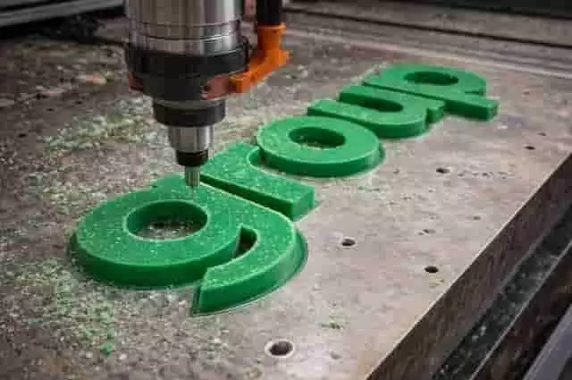 Plexi betűk CNC marás – egyedi falinstallációhoz Plexi CNC marása