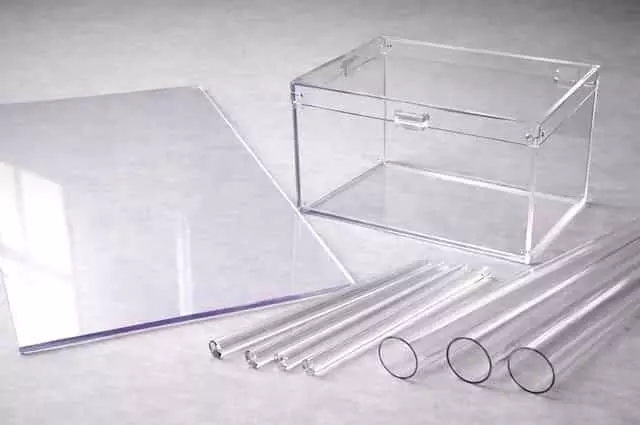 Plexi alapanyagok – lemez, rúd, cső és plexi doboz egy képen Plexi lemez, átlátszó plexi rúd és cső, valamint plexi doboz