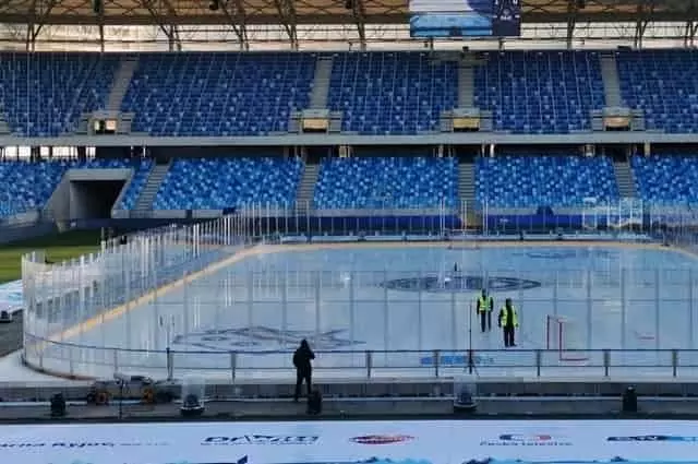 víztiszta tömör polikarbonát jégkorong pályán